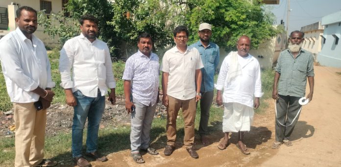 ఆరోగ్య ఉప కేంద్రం నిర్మాణానికి భూముల పరిశీలన..