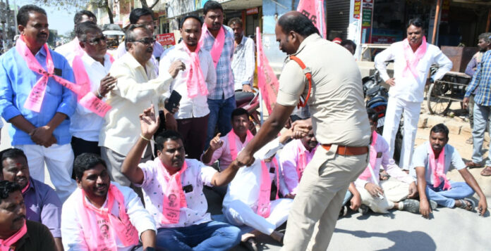 రోడ్డు బాధితులకు న్యాయం జరిగే వరకూ పెద్ద ఎత్తున ఉద్యమం