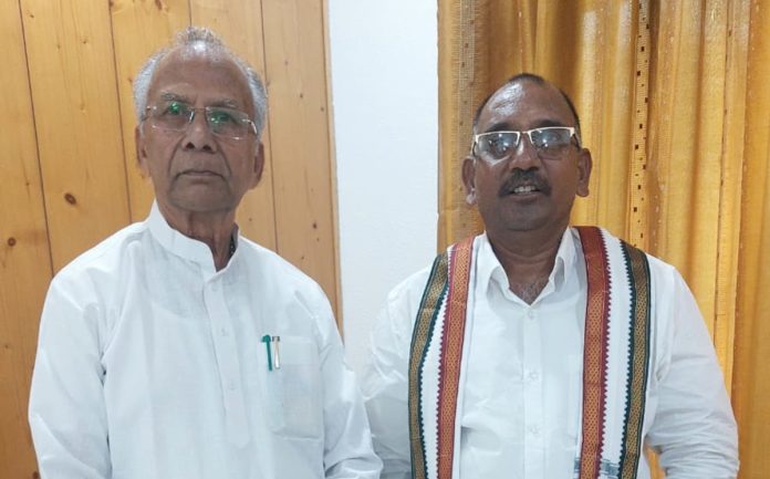 ఛత్తీస్ గఢ్ మాజీ సీఎంను కలిసిన గాన్ల సంఘం నాయకులు