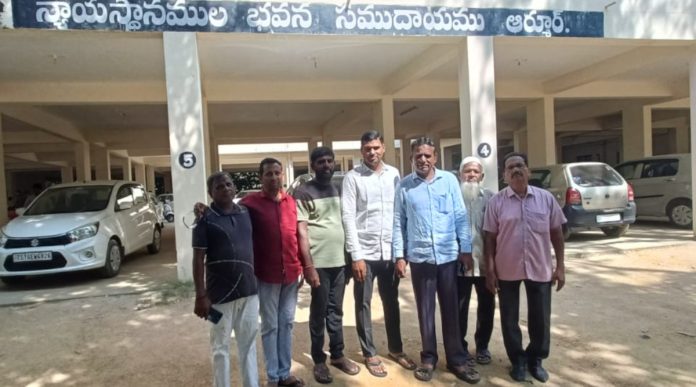 కోర్టుకు హాజరైన నాయకులు