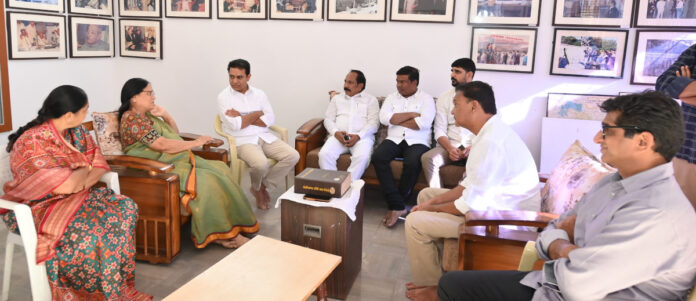 ఎమ్మెల్సీని పరామర్శించిన నాయకులు