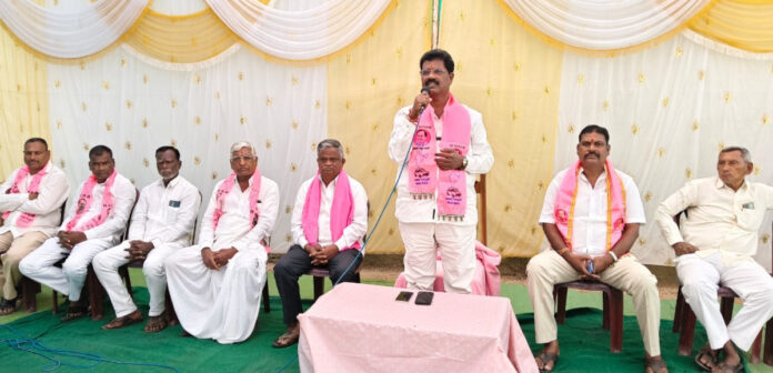 కాంగ్రెస్ బాకీ కార్డులు ఇంటింటికీ పంచుదాం: మాజీ ఎమ్మెల్యే షిండే