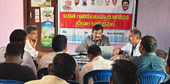 Livestock should be vaccinated against rabies.