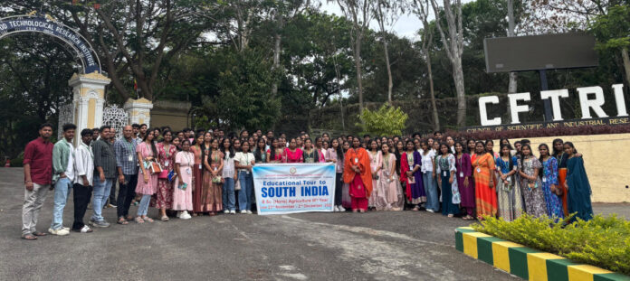దక్షిణభారత విజ్ఞానయత్రలో స్థానిక వ్యవసాయ కళాశాల విద్యార్ధులు
