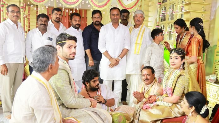 నూతన వధూవరులను ఆశీర్వదించిన ఎమ్మెల్యే కోమటిరెడ్డి రాజగోపాల్ రెడ్డి