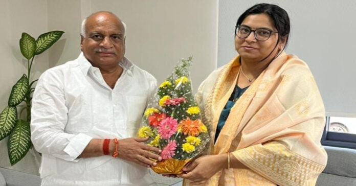 కలెక్టర్ కు శుభాకాంక్షలు తెలిపిన ఎమ్మెల్యే పవార్ రామారావు పటేల్