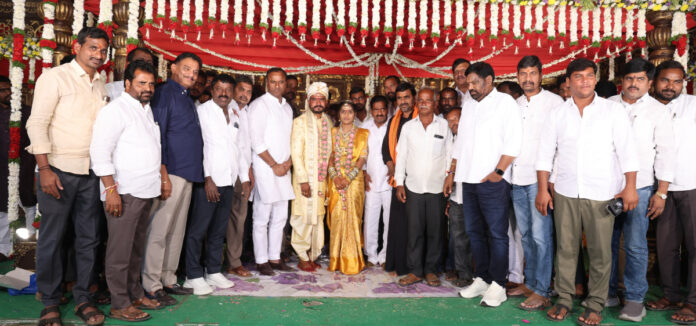 నూతన వధూవరులను ఆశీర్వదించిన ఎమ్మెల్యే రాజగోపాల్ రెడ్డి