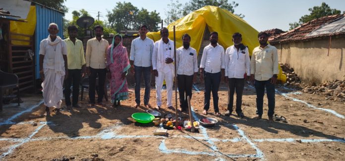 ముగ్గుపోసి ఇందిరమ్మ ఇండ్ల పనులు ప్రారంభించిన ఎంపీడీవో