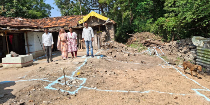 ఇందిరమ్మ ఇండ్ల నిర్మాణ పనులను ప్రారంభించిన ఎంపీడీవో..