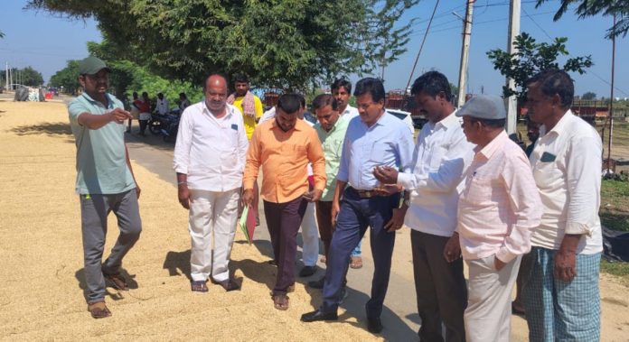 కొనుగోలు కేంద్రాలకు వచ్చే రైతులకు నిర్వాహకులు సహకరించాలి