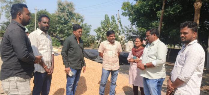 మొక్కజొన్న కొనుగోలు కేంద్రాన్ని సందర్శించిన మార్క్ ఫెడ్ డీఎం శశిధర్ రెడ్డి