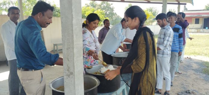 దాతల సాయంతో విద్యార్థులకు మధ్యాహ్న భోజనం.!