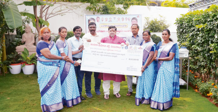 ప్రగతి మహిళా సంఘాలకు వడ్డీలేని రుణాలు రూ.304 కోట్ల విడుదల