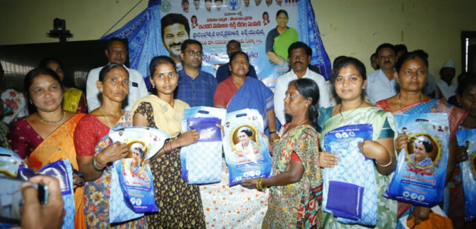 ఇందిరమ్మ చీరలు పంపిణీ చేసిన మంత్రి సీతక్క