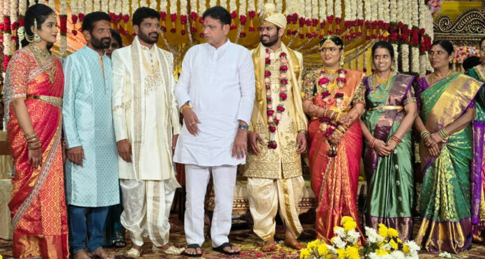 వధూవరులను ఆశీర్వదించిన మంత్రి శ్రీధర్ బాబు