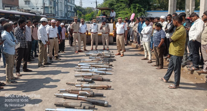 రోడ్డు రోలర్ తో మాడిఫైడ్ సైలెన్సర్లను ధ్వంసం