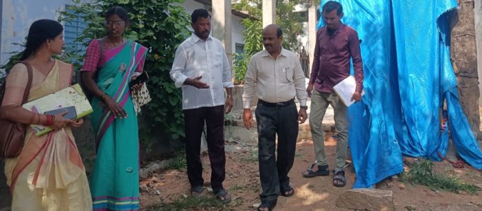 ఇందిరమ్మ ఇండ్ల నిర్మాణాలను పరిశీలించిన మున్సిపల్ కమిషనర్