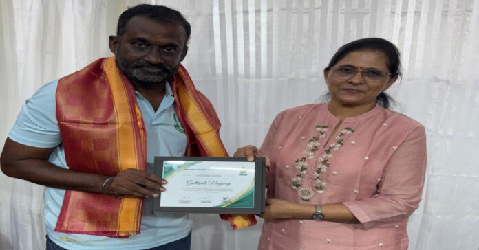 అన్సంగ్ గురు అవార్డు అందుకున్న నాగరాజు