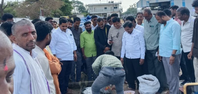 కుభీర్ లో పత్తి కొనుగోళ్లు కేంద్రాన్ని ప్రారంభించిన అధికారులు..