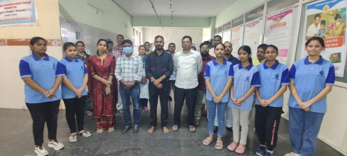 టిబి, ఎయిడ్స్ సిబ్బందితో కలిసి జాతీయ గీతాన్ని ఆలపించిన అధికారులు