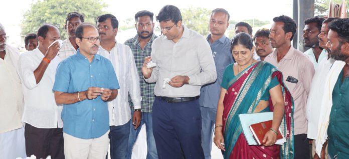 పత్తి కొనుగోలు కేంద్రాల వద్ద అధికారులు పనిచేయాలి: కలెక్టర్