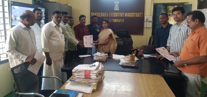 నూతన ఆలయ విగ్రహ ప్రతిష్టాపనకు అధికారులకు