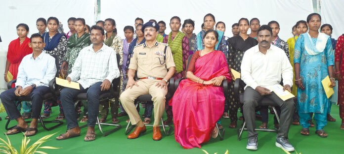 రాష్ట్ర డీజీపీ ఎదుట 37మంది మావోయిస్టుల లొంగుబాటు