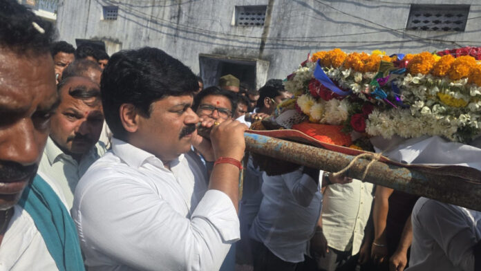 పాడే మోసిన నియోజకవర్గ ఇన్చార్జ్ వినయ్ రెడ్డి