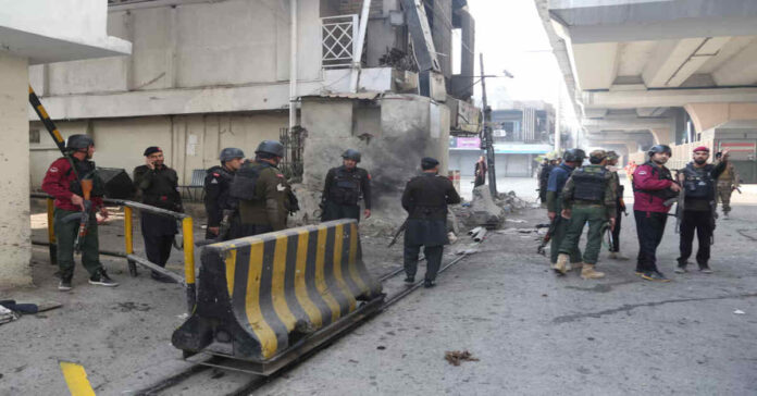 పాక్ పారామిలిటరీ ప్రధాన కార్యాలయంపై ఆత్మాహుతి దాడి