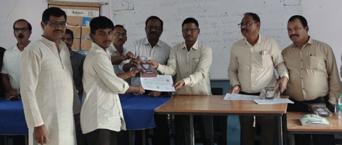 పార్డి (బి) ఉన్నత పాఠశాల విద్యార్థులు వ్యారచన పోటీలో రాష్ట్రస్థాయికి ఎంపిక