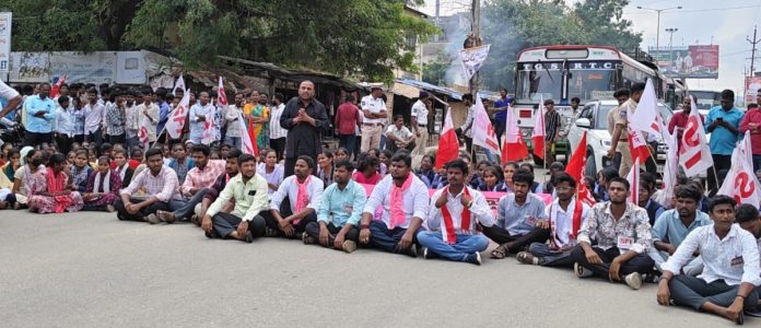 పెండింగ్ స్కాలర్షిప్, ఫీజు రియంబర్స్మెంట్ విడుదల చేయాలి : విద్యార్థి సంఘాలు