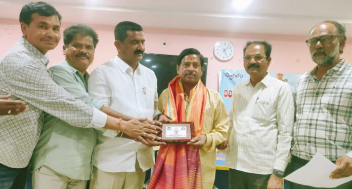 జిల్లా కేంద్ర గ్రంథాలయంలో ఘనంగా కవి సమ్మేళనం..