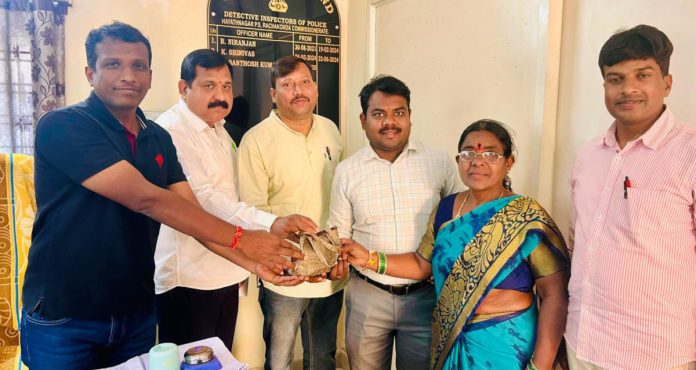 24 గంటల్లో పోగొట్టుకున్న నగలను బాదితులకు అందించిన పోలీసులు