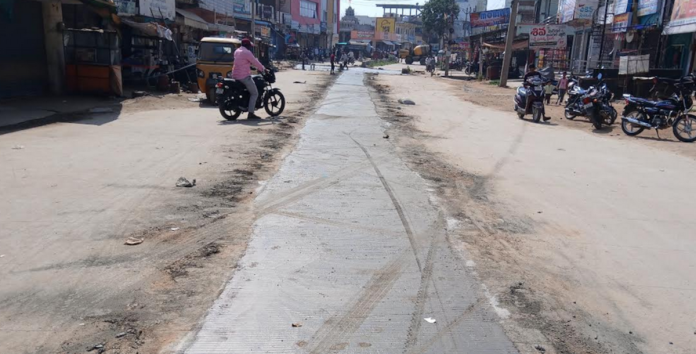 రోడ్డు విస్తరణ పనులకు రాజకీయ గ్రహణం..?