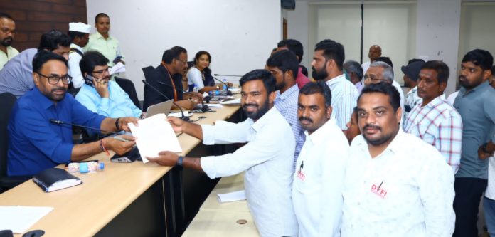 రహదారులపై ఏర్పడిన గుంతలను పూడ్చాలి…