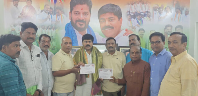 సప్త హారతి గిరి ప్రదక్షిణ ఆహ్వాన పత్రిక అందజేత