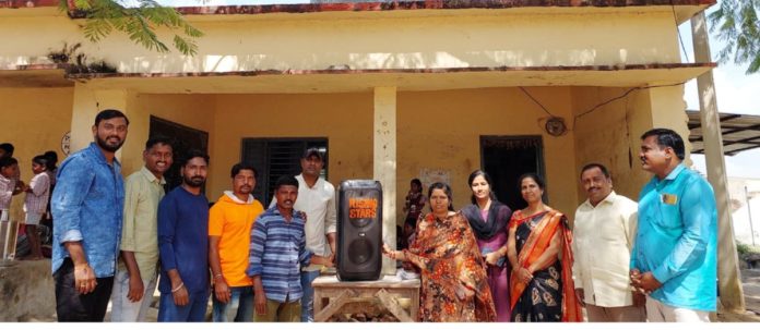 పాఠశాలకు బ్లూటూత్ స్పీకర్లు అందజేత