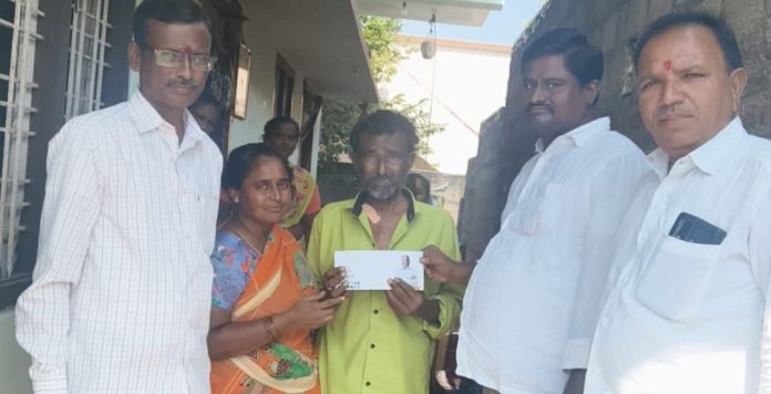 అనారోగ్య బాదితుడికి ఆర్థిక సాయం అందజేత