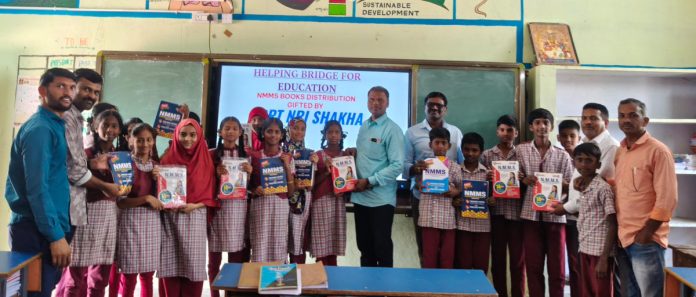 విద్యార్థులకు మెటీరియల్ అందజేత..