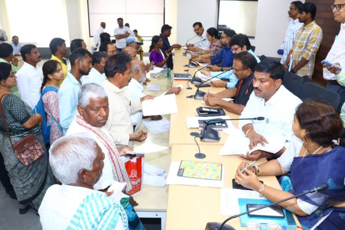 ప్రజావాణి దరఖాస్తులను వెంటనే పరిష్కరించాలి: కలెక్టర్