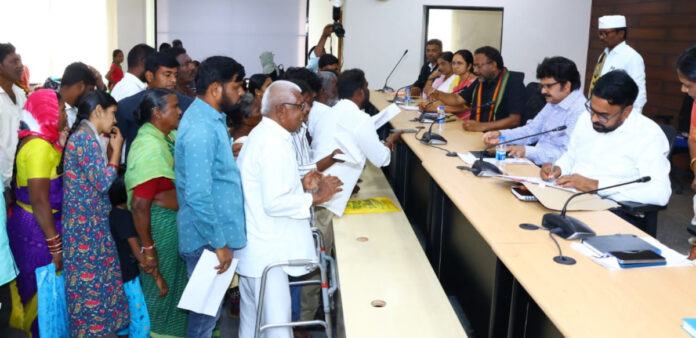 ప్రజావాణి దరఖాస్తులను త్వరితగతిన పరిష్కరించాలి: కలెక్టర్