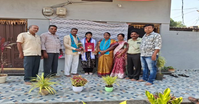 రామగిరి 1 హాస్యన సన్మానిస్తున్న తెలంగాణ ఫోరం ఉద్యమ నాయకులు