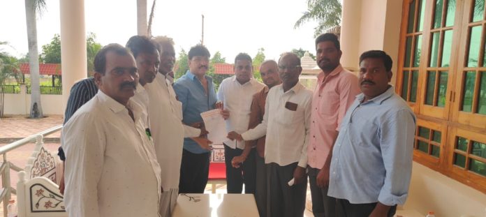 ఎమ్మెల్యేను కలిసిన రాంపూర్ వీడీసీ బృందం