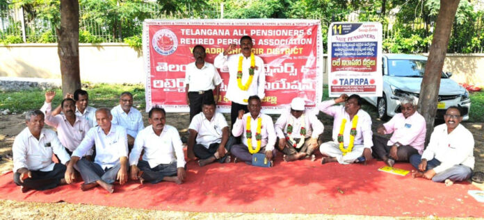 Relay hunger strike to resolve the problems of retired employees.