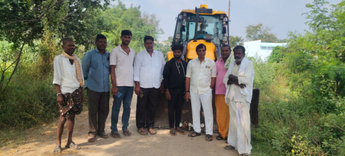 రోడ్డుకు ఇరువైపున ఉన్న చెట్లను తొలగింపు