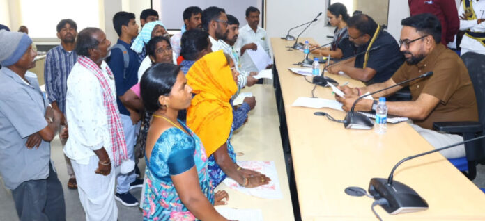 విద్యార్థులకు బస్సు సౌకర్యం కల్పించాలని కలెక్టర్ కు వినతి..