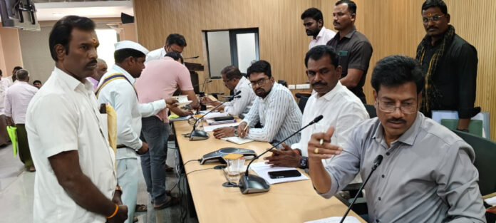 పెండింగ్ లేకుండా ఫిర్యాదులన్నీ పరిష్కరించండి