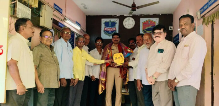 ఎస్హెచ్ఓను కలిసిన విశ్రాంత ఉద్యోగులు