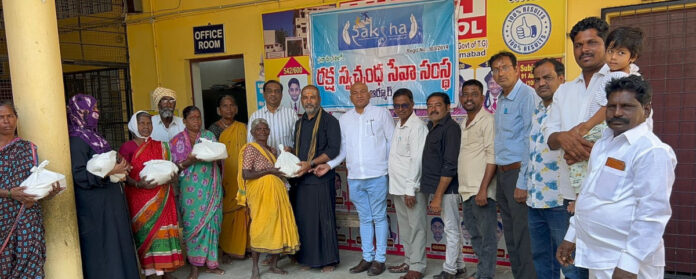 నిరుపేద వృద్ధులకు బియ్యం పంపిణీ