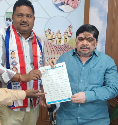 వసతి గృహాల విద్యార్థులకు రగ్గులు ఇవ్వాలి